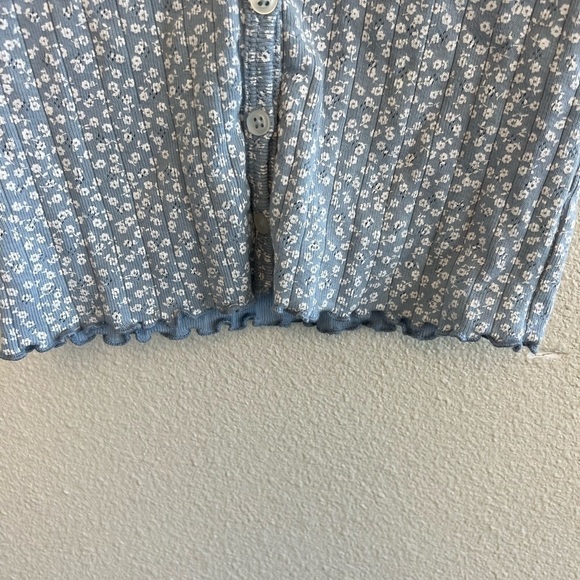 John Galt Blue Floral Button Front Cropped Zelly Top - Picture 4 of 9